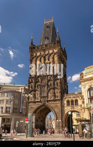 PRAGA, REPUBBLICA CECA - Torre delle polveri, una torre gotica porta della città nella Città Vecchia. Foto Stock