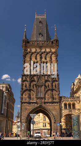 PRAGA, REPUBBLICA CECA - Torre delle polveri, una torre gotica porta della città nella Città Vecchia. Foto Stock