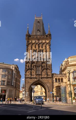 PRAGA, REPUBBLICA CECA - Torre delle polveri, una torre gotica porta della città nella Città Vecchia. Foto Stock