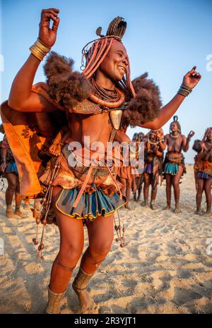 Un gruppo di donne Himba cantano e ballano Foto Stock