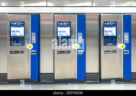 Distributori automatici di biglietti, stazione della metropolitana di Battersea, Londra, Regno Unito. La stazione della metropolitana di Battersea è la stazione metropolitana più recente della rete. Foto Stock