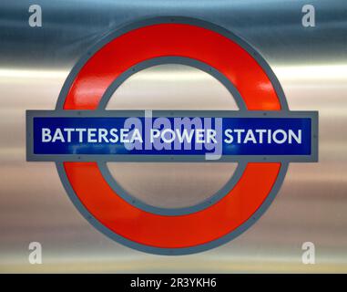 L'iconico logo roundel per la metropolitana di Londra alla stazione della metropolitana di Battersea Power Station sulla Northern Line a Londra, Regno Unito. È la stazione più recente Foto Stock