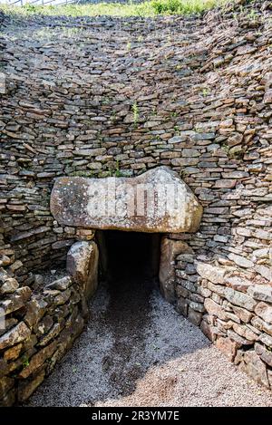 Tomba di passaggio neolitica di 6.000 anni a la Hougue Bie, Jersey, Isole del canale. Foto Stock