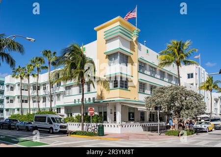 Miami, USA - 7 dicembre 2022. Vista laterale dell'iconico hotel Avalon con facciata Art Deco in Ocean Drive, Miami Beach Foto Stock