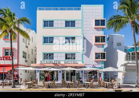 Miami, USA - 7 dicembre 2022. Vista della facciata Art Deco dello Starlite hotel in Ocean Drive, Miami Beach Foto Stock