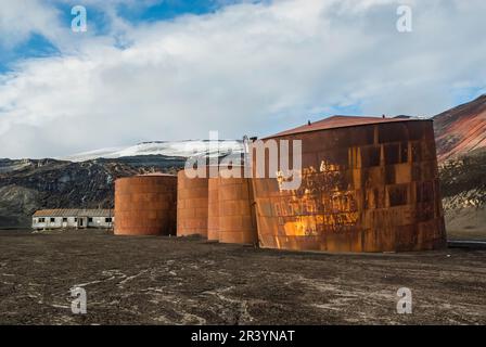 Resti storici Vecchia stazione di caccia alle balene sull'isola di Deception, Antartide Foto Stock