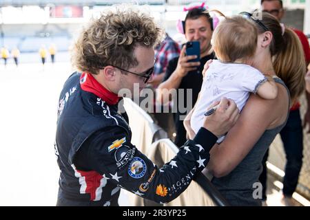 SANTINO FERRUCCI (14) di Woodbury, Connecticut firma autografi dopo aver qualificato per l'Indianapolis 500 al circuito automobilistico di Indianapolis in Speedway IN. Foto Stock