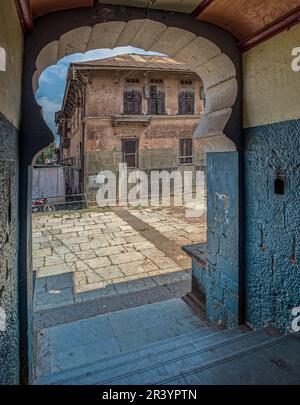 03 09 2016 vintage Old Open Brick and Stone House frome Stone passi per Shiva Mandir Bhor District Pune Maharashtra India Asia. Foto Stock