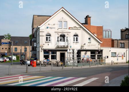 Sint-Gillis-WAAS, East Flemish Region, Belgio - 21 maggio 2023 - caffetteria con terrazza nel centro storico della città Foto Stock