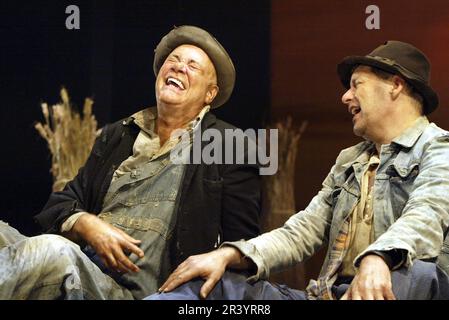 l-r: Matthew Kelly (Lennie), George Costigan (George) in OF MICE AND MEN di John Steinbeck al Savoy Theatre, Londra WC2 23/10/2003 un progetto di produzione del Birmingham Repertory Theatre: Simon Higlett Lighting: Tim Mitchell regista: Jonathan Church Foto Stock