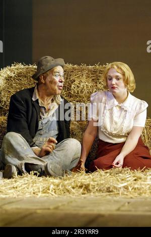 Matthew Kelly (Lennie), Joanne Moseley (moglie di Curley) in OF MICE AND MEN di John Steinbeck al Savoy Theatre, Londra WC2 23/10/2003 un progetto di produzione del Birmingham Repertory Theatre: Simon Higlett Lighting: Tim Mitchell regista: Jonathan Church Foto Stock