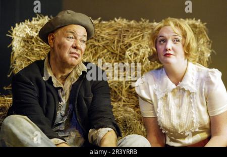 Matthew Kelly (Lennie), Joanne Moseley (moglie di Curley) in OF MICE AND MEN di John Steinbeck al Savoy Theatre, Londra WC2 23/10/2003 un progetto di produzione del Birmingham Repertory Theatre: Simon Higlett Lighting: Tim Mitchell regista: Jonathan Church Foto Stock