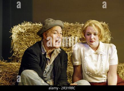 Matthew Kelly (Lennie), Joanne Moseley (moglie di Curley) in OF MICE AND MEN di John Steinbeck al Savoy Theatre, Londra WC2 23/10/2003 un progetto di produzione del Birmingham Repertory Theatre: Simon Higlett Lighting: Tim Mitchell regista: Jonathan Church Foto Stock