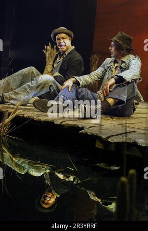 l-r: Matthew Kelly (Lennie), George Costigan (George) in OF MICE AND MEN di John Steinbeck al Savoy Theatre, Londra WC2 23/10/2003 un progetto di produzione del Birmingham Repertory Theatre: Simon Higlett Lighting: Tim Mitchell regista: Jonathan Church Foto Stock