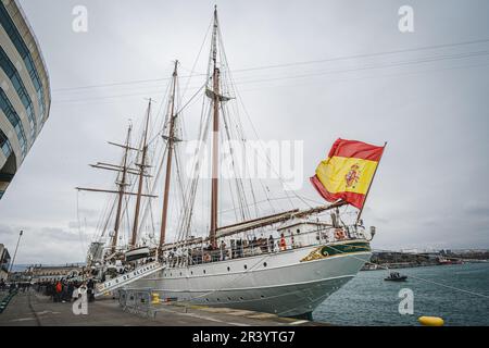 Turisti che visitano la nave Juan Sebastian Elcano nella città di Barcellona, Spagna Foto Stock