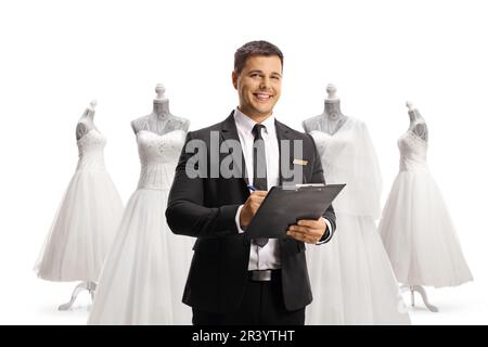 Giovane uomo elegante in un negozio di nozze con una clipboard e sorridente isolato su sfondo bianco Foto Stock