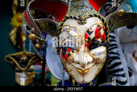 Le maschere carnevale sono disponibili in vari disegni, dalla classica bauta bianca alle maschere più elaborate e ornate come la colombiana e la Medica Foto Stock