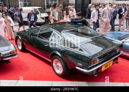 1991 Aston Martin V8 Vantage al Concours sulla Savile Row 2023. Auto classica concours sulla famosa strada per la sartoria a Londra UK Foto Stock