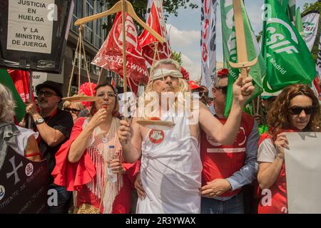 Spagna, 25/05/2023, la manifestazione ha avuto inizio presso il Ministero della Giustizia e si è conclusa presso il Segretario di Stato per la funzione pubblica. La commissione per lo sciopero chiede un aumento dello stipendio tra i 350 e i 430 euro al mese. Da quando sono iniziate le proteste salariali, hanno paralizzato 500.000 processi, chiedendo miglioramenti salariali tra i 350 e i 430 euro al mese dal maggio 22, lo sciopero è stato dichiarato indefinito. La rabbia dei funzionari dell'Amministrazione della Giustizia, più di 45.000, che hanno chiesto un aumento salariale per più di un mese, cresce a ciò che considerano la passività del Go Foto Stock