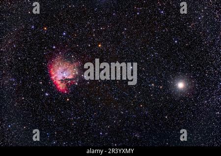 NGC 281, il Pacman Nebula in Cassiopeia, vicino alla stella luminosa Alpha Cassiopeiae. Foto Stock