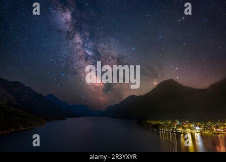 La Via Lattea estiva e la regione centrale galattica sul lago Upper Waterton ad Alberta, Canada. Foto Stock