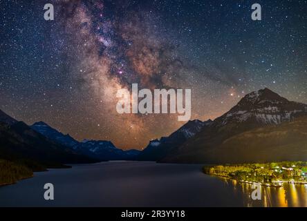 La regione centrale galattica della Via Lattea sul Lago superiore di Waterton nel Parco Nazionale dei Laghi di Waterton, Alberta, Canada Foto Stock