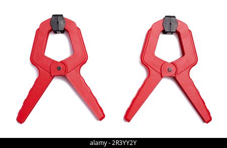 Grande morsetto in plastica rossa su sfondo isolato bianco Foto Stock