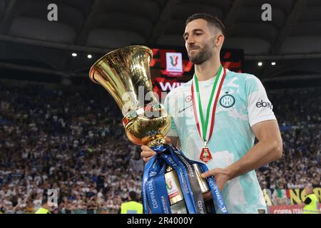 Roma, Italia. 24th maggio, 2023. Roberto Gagliardini del FC Internazionale con il trofeo successivo alla vittoria della Coppa Italia 2-1 allo Stadio Olimpico di Roma. Il credito di immagine dovrebbe essere: Jonathan Moskrop/Sportimage Credit: Sportimage Ltd/Alamy Live News Foto Stock