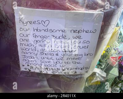 Omaggi rimasti per Kyrees Sullivan, 16 anni, e Harvey Evans, 15 anni, a Ely, Cardiff, la cui morte in un incidente d'auto ha scatenato una rivolta. Le tensioni raggiunsero il punto di rottura dopo che gli ufficiali furono chiamati alla collisione, in Snowden Road, Ely, alle 6pm di lunedì circa. Gli ufficiali affrontarono quello che chiamavano "disordine su larga scala”, con almeno due auto torchiate come problemi che coinvolgevano decine di giovani arenati per ore. Foto Stock