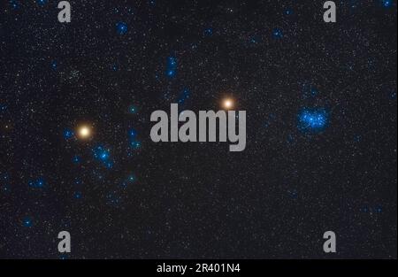 Marte arancione, al centro, tra le Pleiadi blu (a destra) e i grandi gruppi di stelle Hyades (a sinistra). Foto Stock