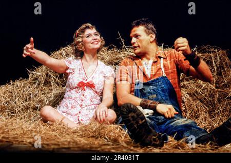 Susan Penhaligon (moglie di Curley), Clive Mantle (Lennie) in OF MICE AND MEN di John Steinbeck al Mermaid Theatre, Londra EC4 11/1984 scenografia: Sean Cavanagh Costumi: Sarah-Jane McClelland illuminazione: Stanley Osborne-White Fights: Peter Woodward regista: Geoff Bullen Foto Stock