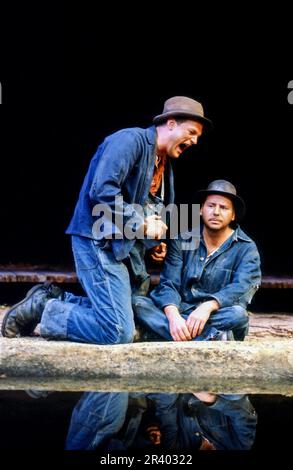 l-r: Clive Mantle (Lennie), Lou Hirsch (George) in OF MICE AND MEN di John Steinbeck al Mermaid Theatre, Londra EC4 11/1984 scenografia: Sean Cavanagh Costumi: Sarah-Jane McClelland illuminazione: Stanley Osborne-White Fights: Peter Woodward regista: Geoff Bullen Foto Stock