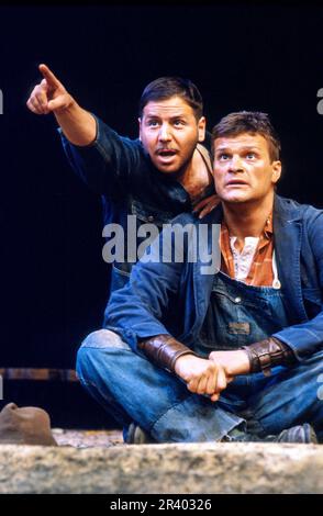 l-r: Lou Hirsch (George), Clive Mantle (Lennie) in OF MICE AND MEN di John Steinbeck al Mermaid Theatre, Londra EC4 11/1984 scenografia: Sean Cavanagh Costumi: Sarah-Jane McClelland illuminazione: Stanley Osborne-White Fights: Peter Woodward regista: Geoff Bullen Foto Stock