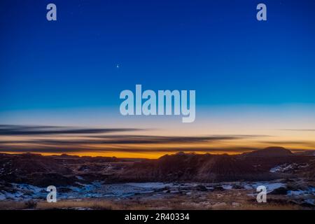 Giove e Saturno insieme al Dinosaur Provincial Park, Alberta, Canada. Foto Stock