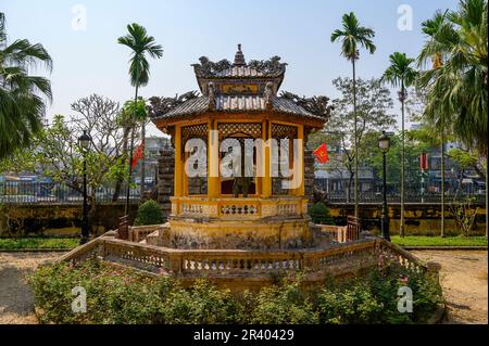 Casa comunale di Trung Lap con una statua di bronzo di re Khai Dinh nei terreni di un Palazzo di Dinh a Hue, Vietnam. Foto Stock