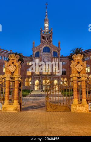 La Recinte modernista de Sant Pau a Barcellona di notte Foto Stock