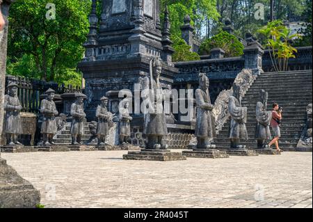 Statue di pietra dei soldati mandarini che custodiscono la tomba dell'imperatore Khai Dinh sul monte Chau Chu vicino a Hue, l'antica capitale del Vietnam. Foto Stock
