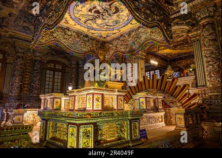 Palazzo Thien Dinh che ospita la sontuosamente decorata tomba dell'imperatore Khai Dinh sul monte Chau Chu vicino a Hue, l'antica capitale del Vietnam. Foto Stock