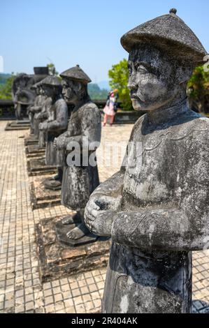 Statue di pietra dei soldati mandarini che custodiscono la tomba dell'imperatore Khai Dinh sul monte Chau Chu vicino a Hue, l'antica capitale del Vietnam. Foto Stock
