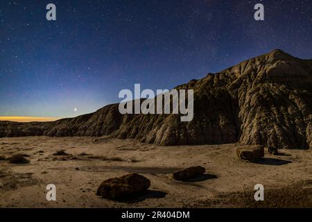 Giove e Saturno insieme al Dinosaur Provincial Park, Alberta, Canada. Foto Stock