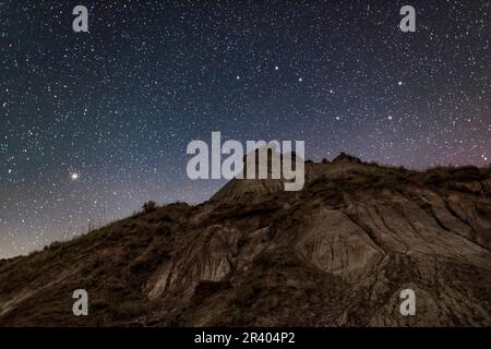 Il Big Dipper sulle formazioni di hoodoo al Dinosaur Provincial Park, Alberta, Canada. Foto Stock