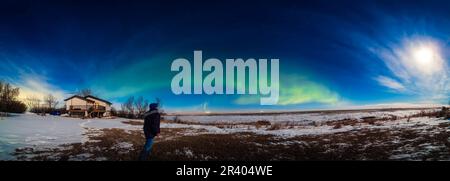 Arco aurorale al chiaro di luna nell'Alberta meridionale, Canada. Foto Stock