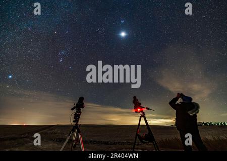 Astronomo che osserva l'eclissi della luna il 19 novembre 2021, da Rowley, Alberta, Canada. Foto Stock