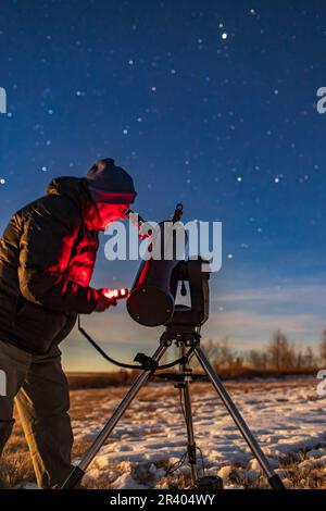Astronomo che utilizza un 130mm con il telecomando opzionale. Foto Stock