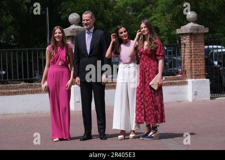 Madrid, Spagna. 25th maggio, 2023. La Principessa della corona Leonor di Spagna (R), il re Felipe VI di Spagna (2L), la regina Letizia di Spagna (2R) e la principessa Sofia di Spagna (L) arrivano per la conferma della principessa Sofia di Spagna nella chiesa di Asuncion de Nuestra Señora nel comune di Aravaca a Madrid. (Foto di Atilano Garcia/SOPA Images/Sipa USA) Credit: Sipa USA/Alamy Live News Foto Stock