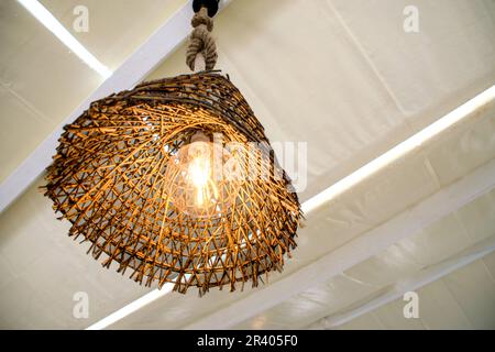 Primo piano della lampada da soffitto in legno all'esterno Foto Stock