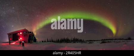 Panorama a 180 gradi di un arco aurorale attraverso il cielo settentrionale, Churchill, Manitoba, Canada. Foto Stock