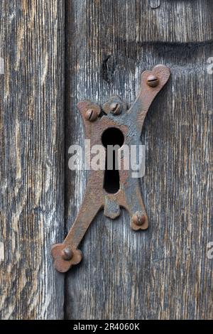 Una serratura unica in metallo su una vecchia porta di legno alla Cattedrale di Christ Church a Dublino, Irlanda. Foto Stock