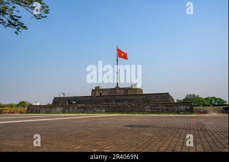 La torre della bandiera nella storica Cittadella di Hue, l'antica città imperiale e capitale del Vietnam. Foto Stock