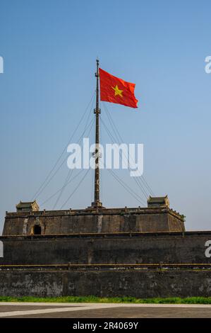 La torre della bandiera nella storica Cittadella di Hue, l'antica città imperiale e capitale del Vietnam. Foto Stock